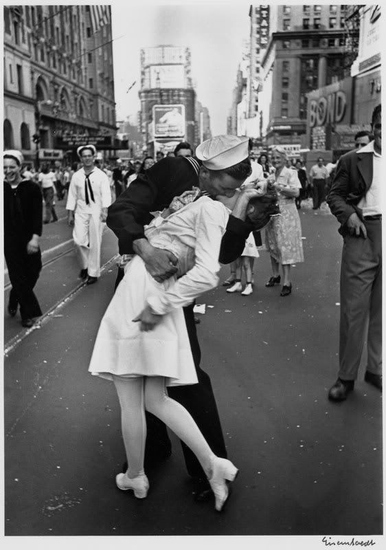"კოცნა" - ალფრედ ალფრედ აიზენსტედის ფოტო. ტაიმს სქვერი, ნიო-იორკი, 1945 წლის 14 აგვისტო. ფოტო: LIFE