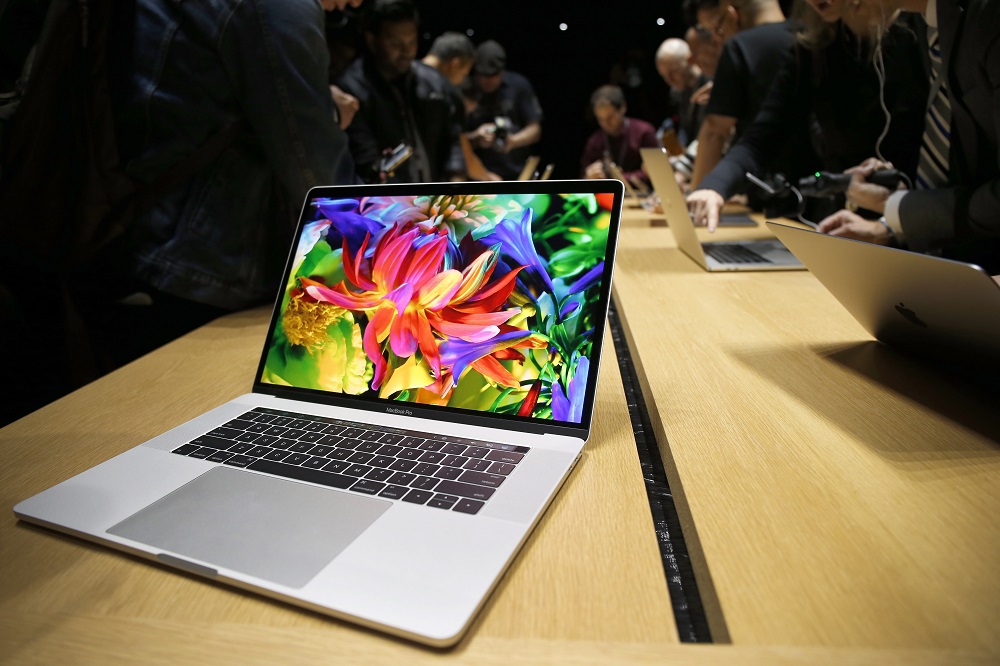 MacBook Pro სერიის ახალი მოდელი. ლეპტოპი კომპანიამ 27 ოქტომბერს, სან-ფრანცისკოში წარადინა. ფოტო: EPA/TONY AVELAR