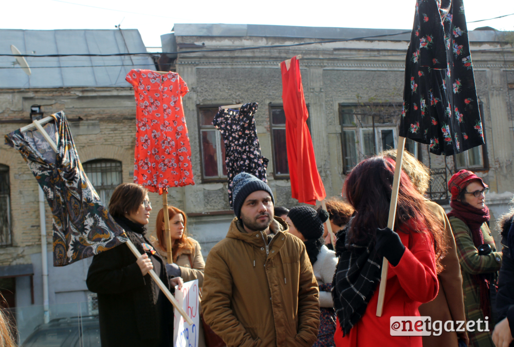 მსვლელობა ქალთა მიმართ ძალადობის წინააღმდეგ თბილისში. აქციის მონაწილეებმა დროშების ნაცვლად კაბები აღმართეს 25.11.2016/ ფოტო: გუკი გიუნაშვილი