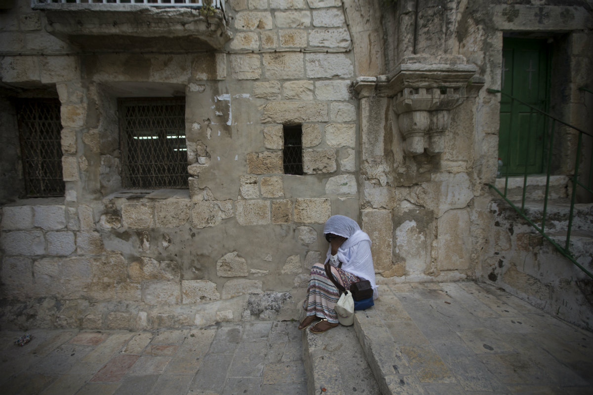 ეთიოპიელი ქალი ლოცულობს იერუსალიმის წმინდა სამების ეკლესიაში. იერუსალიმი, ისრაელი. 12.04.2017. ქრისტიანები წმინდა კვირას აღნიშნავენ აღდგომამდე. ფოტო: EPA/ATEF SAFADI