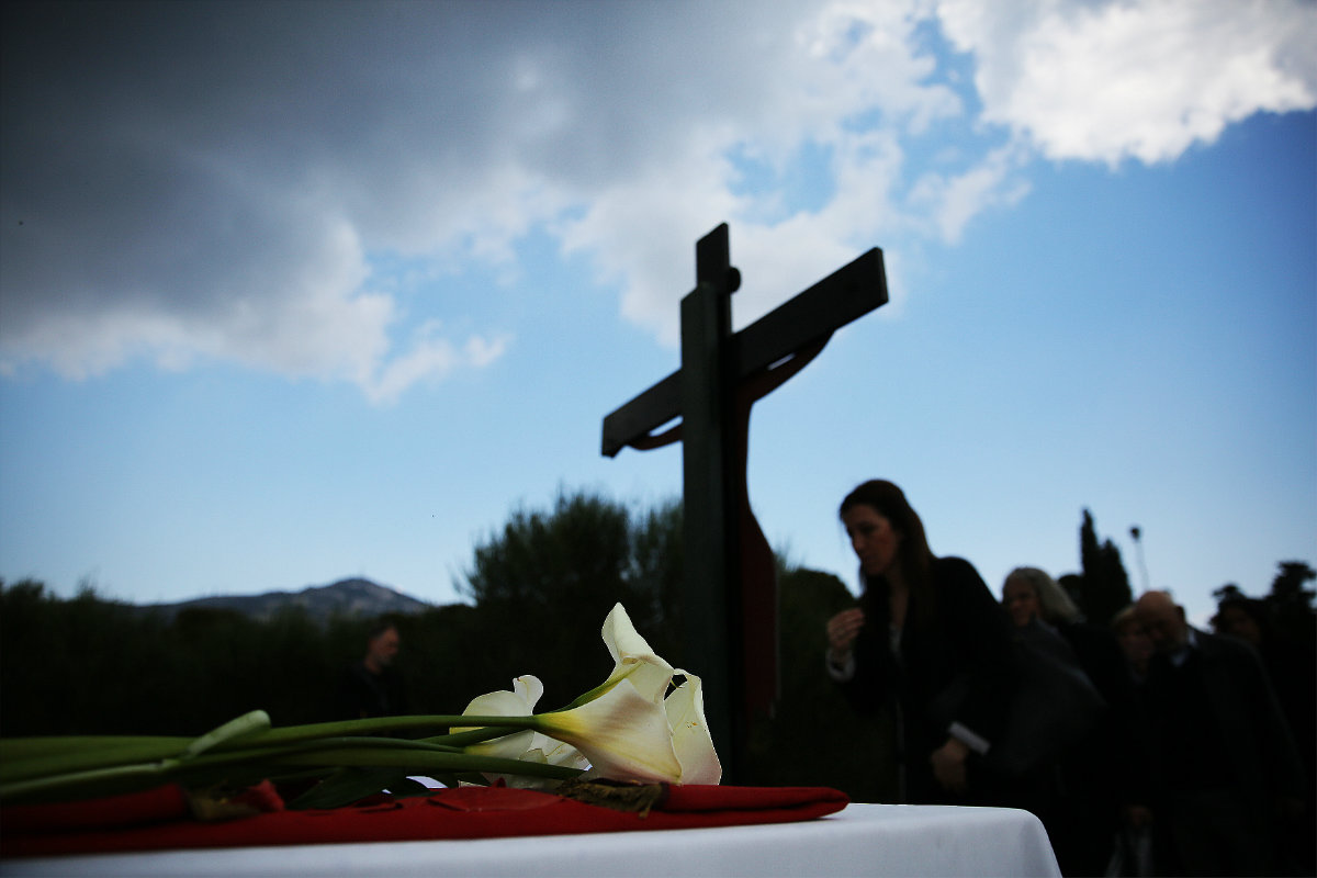 მორწმუნეები ეთაყვანებიან რელიგიური რიტუალის დროს ჯვარს ვნების კვირაში. ათენი, საბერძნეთი. 14.04.2017. ფოტო: EPA/ALEXANDROS VLACHOS