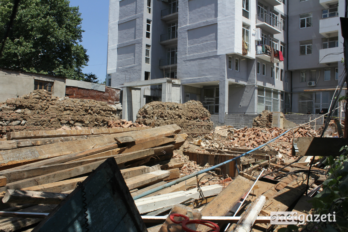 იმ შენობის ნანგრევი, რომლის ჩამოშლის შედეგადაც დღეს მუშა გარდაიცვალა 26.07.17 ფოტო: ნეტგაზეთი/გუკი გიუნაშვილი