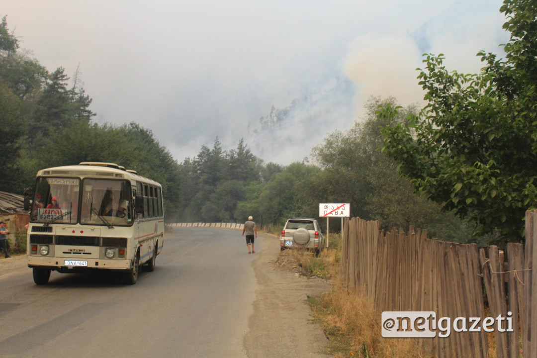 ხანძრის მიუხედავად ბორჯომის მუნიციპალიტეტის სოფლებში ტრანსპორტი განრიგის მიხედვით მოძრაობდა. 22.08.2017. ფოტო: გიორგი დიასამიძე/ნეტგაზეთი