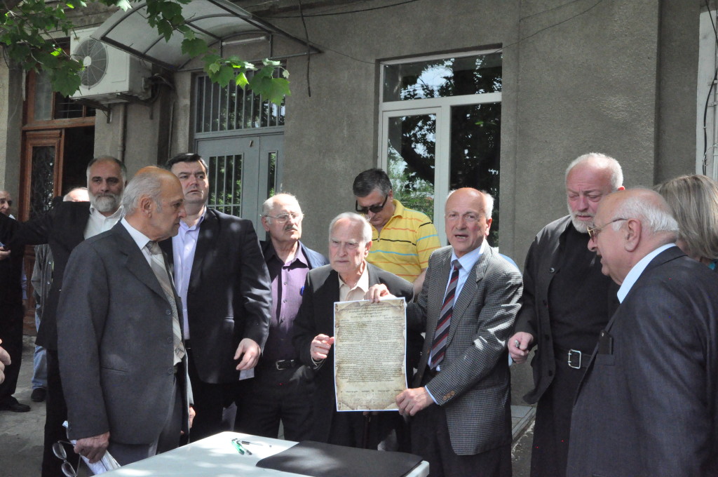 პრეზიდენტის ადმინისტრაციასთან ანტიდისკრიმინაციული კანონი გააპროტესტეს