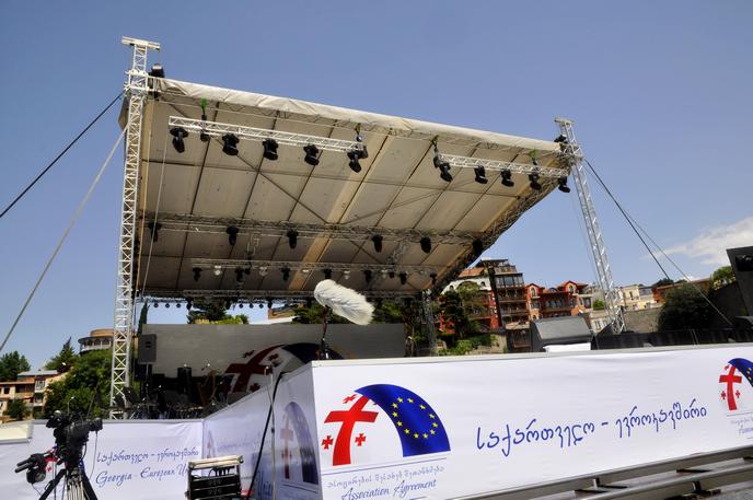 ევროკავშირთან ასოცირების ხელშეკრულების მოწერისადმი მიძღვნილი კონცერტისთვის მზადება. 2014 წლის 27 ივნისი