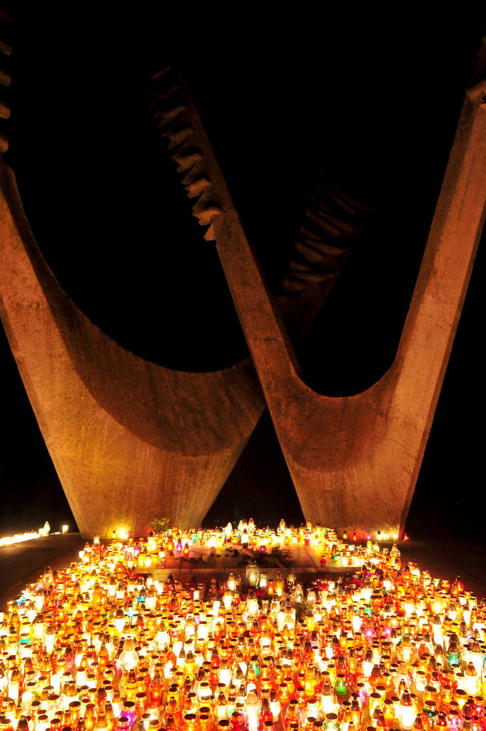 შჩეცინში მდებარე ძმათა სასაფლაოზე დანთებული სანთლები, წმინდანთა დღეს პოლონეთში მიდიან თავიანთი ნათესავების საფლავებზე და ყვავილებითა და სანთლებით © EPA, 1.11.2014