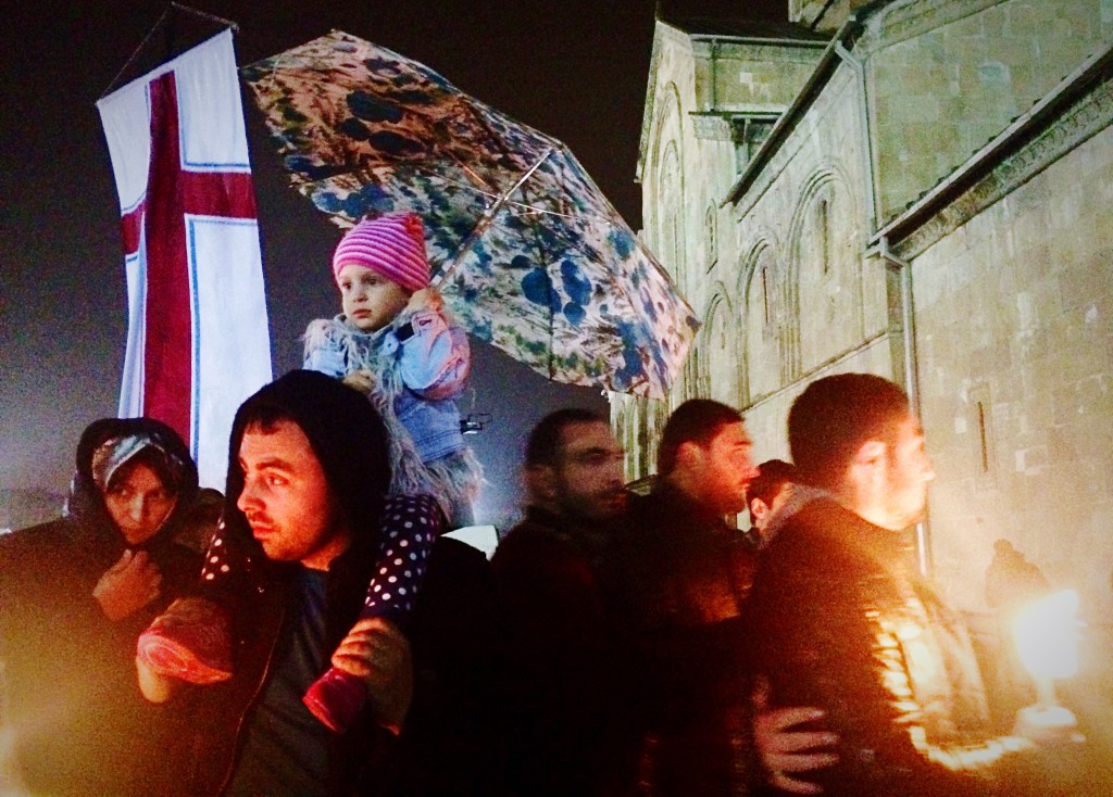 მომლოცველთან ნაწილს სააღდგომო ეპისტოლის მოსმენა სვეტიცხოვლის ეზოში მოუწია. 12.04.2015. ფოტო: გიორგი დიასამიძე