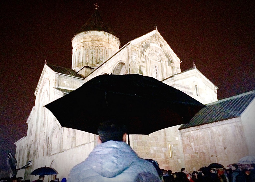 მომლოცველი სვეტიცხოვლის ეზოში უსმენს სააღდგომო ეპისტოლეს. 12.04.2015. ფოტო: გიორგი დიასამიძე
