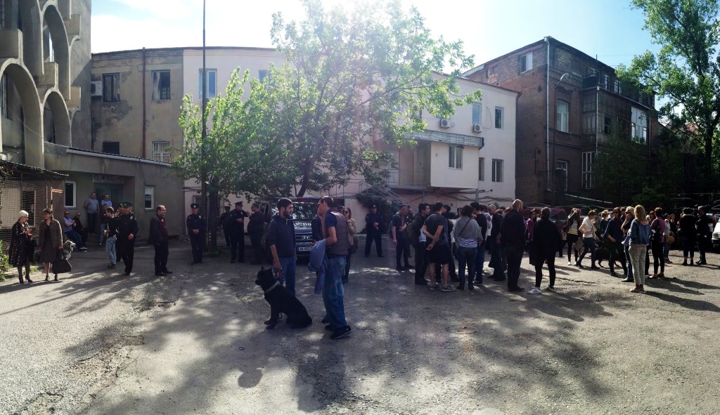 ცხოველთა დამცველების აქცია ”ცხოველთა მონიტორინგის სააგენტოს” ოფისთან, ფოტო: გიორგი დიასამიძე/ნეტგაზეთი, 8.05.2015