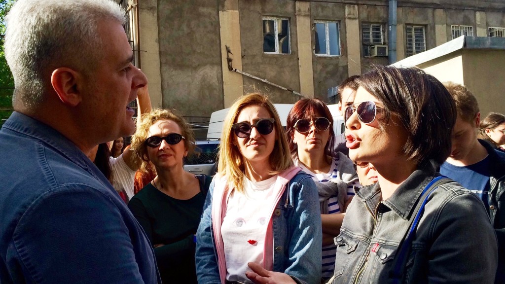 აქციის მონაწილეებსა და ლერი ქვარაიას შორის კამათი ნახევარი საათი გაგრძელდა, ფოტო: გიორგი დიასამიძე/ნეტგაზეთი, 8.05.2015