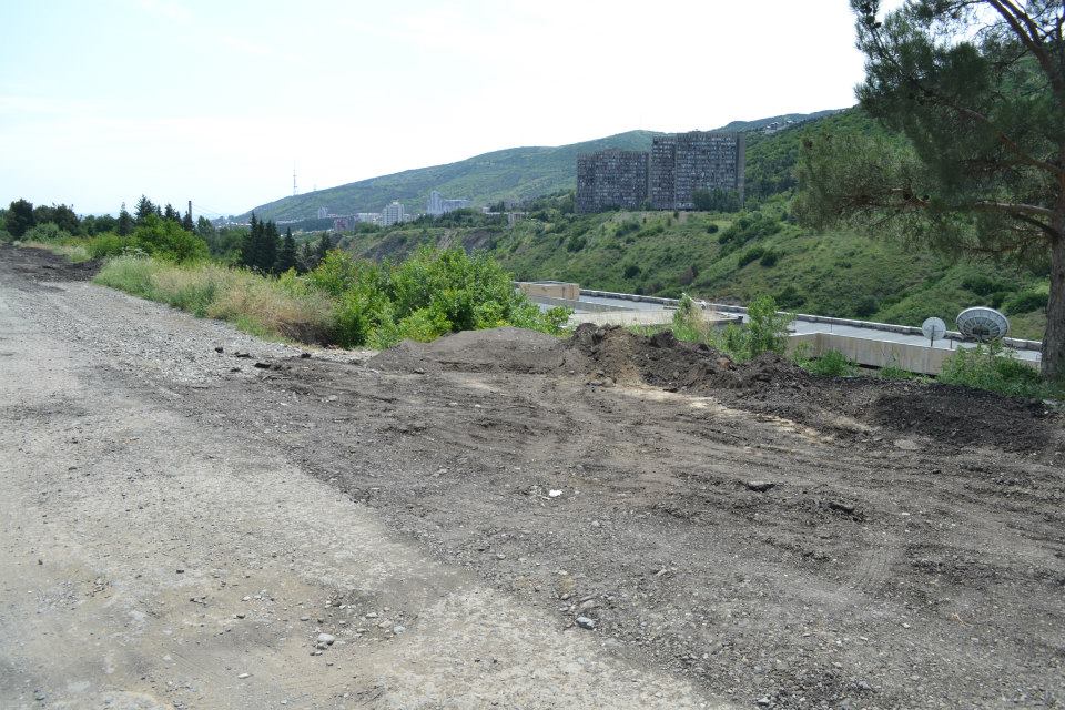 ფიზიკის ინსტიტუტის მიმდებარე ტერიტორია 13 ივნისის სტიქიის შემდეგ. ადიდებულმა მდინარე ვერემ დააზიანა როგორც ინსტიტუტის ეზო, ასევე შენობის ნაწილიც. ფოტო – თსუს Facebook გვერდიდან