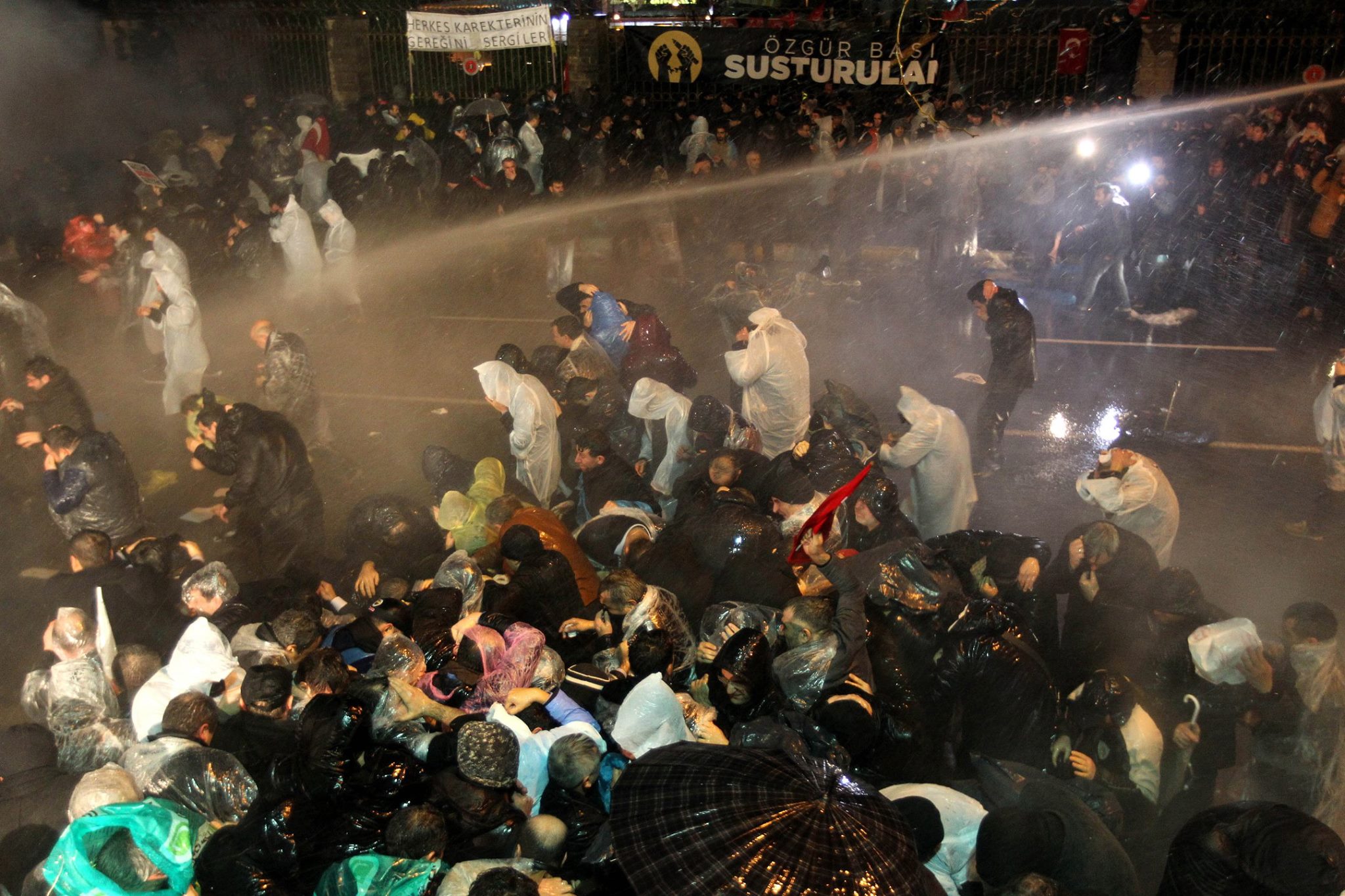 გაზეთი ზამანი: თურქეთის პოლიციამ სტამბოლში პრეს-ოფისები დაარბია