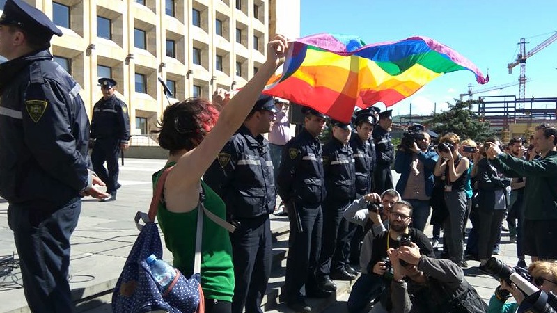 “ნუ დადგები ძალადობის მხარეს!”- თბილისში ჰომოფობიის წინააღმდეგ აქცია იმართება [Video]