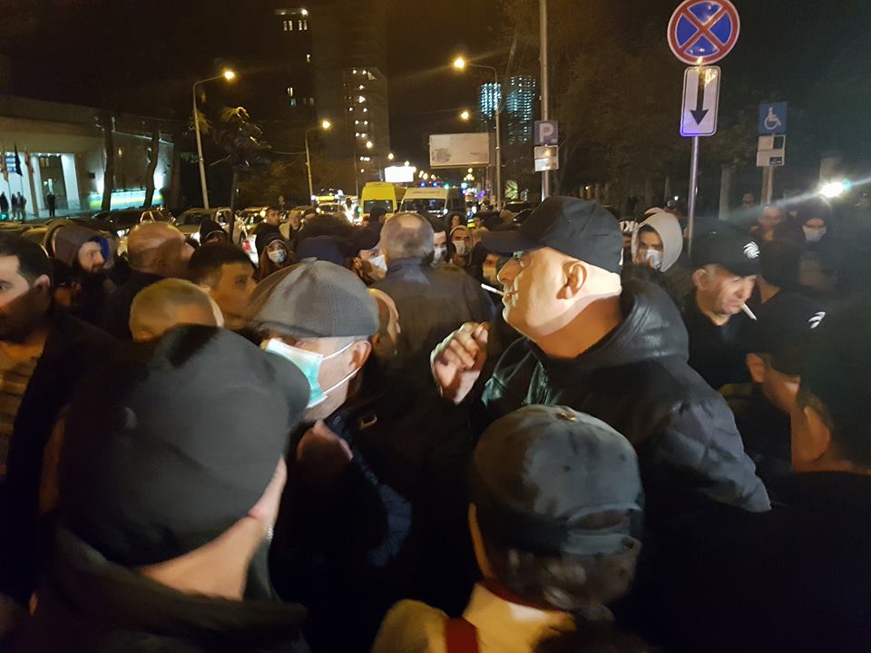 ფეხბურთის ფედერაციასთან აქციაზე პოლიციამ “ქართული მარშის” წევრები დააკავა [Live]