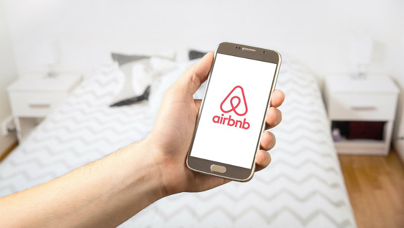 Airbnb прекращает работу в России и Беларуси