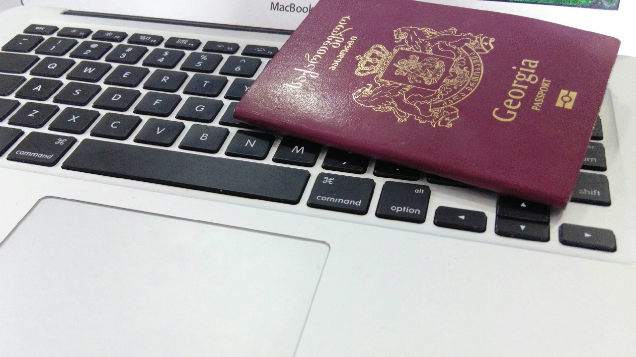 საზღვარგარეთ მყოფი მოქალაქეები ID მოწმობას – უფასოდ, ბიომეტრიულ პასპორტს ნახევარ ფასად მიღებენ