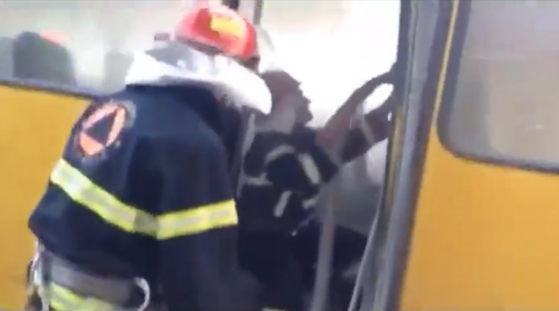 თბილისში სამგზავრო ავტობუსს ცეცხლი გაუჩნდა [ვიდეო]