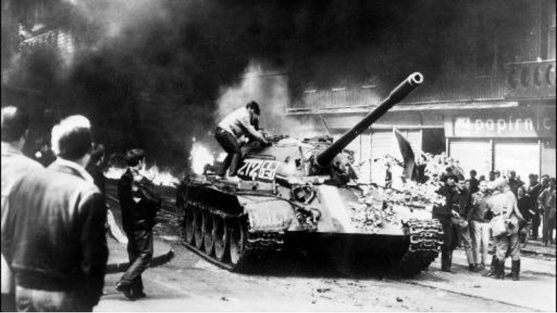 Большинство опрошенных в России оправдывают ввод советских войск в Чехословакию в 1968 году
