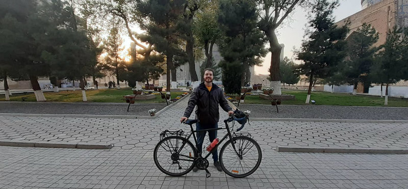 ბრიტანელ მოგზაურს, რომელმაც 7500 კმ გაიარა, თბილისში ველოსიპედი მოპარეს