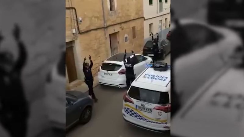 ესპანელმა პოლიციელებმა ბავშვების გასამხიარულებლად ქუჩები ცეკვა-სიმღერით შემოიარეს