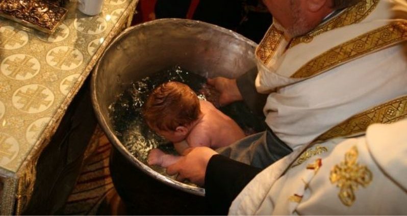 რუმინეთში ჩვილი ნათლობისას მიღებული დაზიანებებისგან გარდაიცვალა
