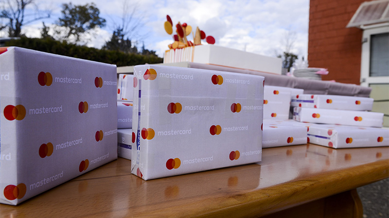 SOS ბავშვთა სოფლის 100 ბენეფიციარს საჩუქრები გადაეცა – Mastercard-ისა და Carrefour-ის კამპანია