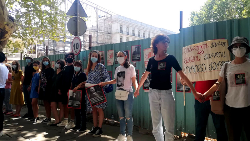 Протест в Тбилиси: Защитники Художественного музея встали в живую цепь