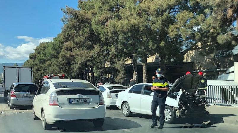 თბილისში, ფეიქრების ქუჩაზე, ავარიის შედეგად ოთხი ავტომობილი დაიმტვრა