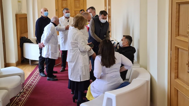 Девять оппозиционных депутатов, которые проводят протестную голодовку посетила группа врачей