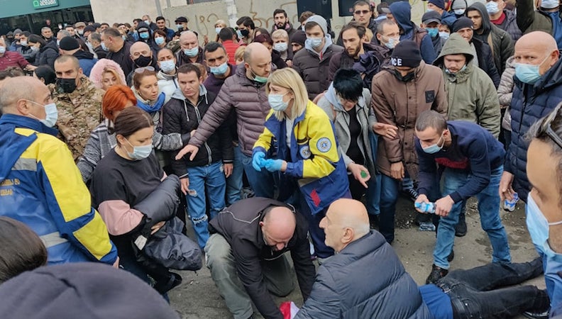 На митинге перед зданием суда пострадал оператор TV Kavkasia