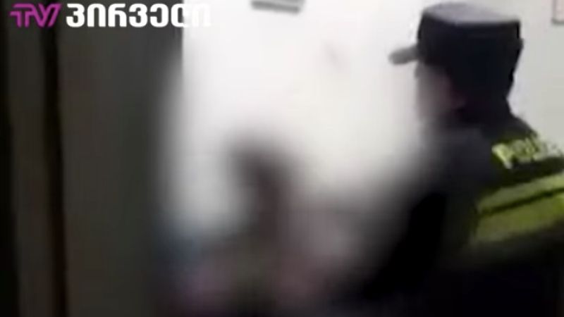 По делу об избиении подростка в метро задержаны двое полицейских