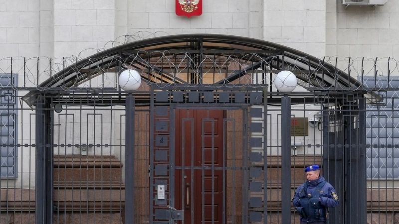 NYT: Россия начала эвакуировать свои посольства на Украине