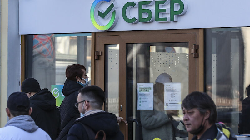 Центральный банк России ввел ограничения на обналичивание иностранной валюты