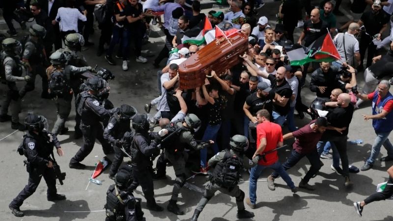 ისრაელის პოლიციამ დაარბია მოკლული პალესტინელი ჟურნალისტის სამგლოვიარო პროცესიის მონაწილეები