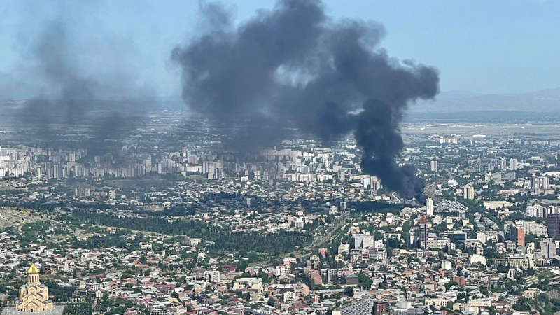 Пожар на авторынке в Тбилиси