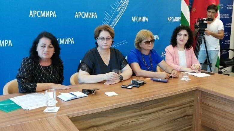 “აფხაზეთის მიწა არ იყიდება” – აფხაზი აქტივისტი ქალები რუსეთის ელჩს