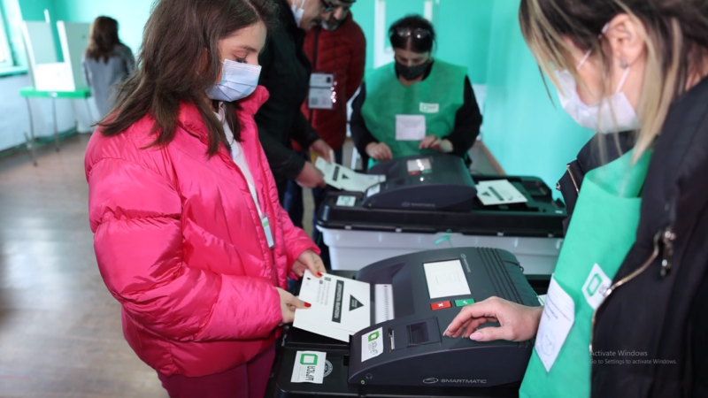 Власти Грузии согласились использовать электронную аппаратуру для голосования на выборах с 2024 года