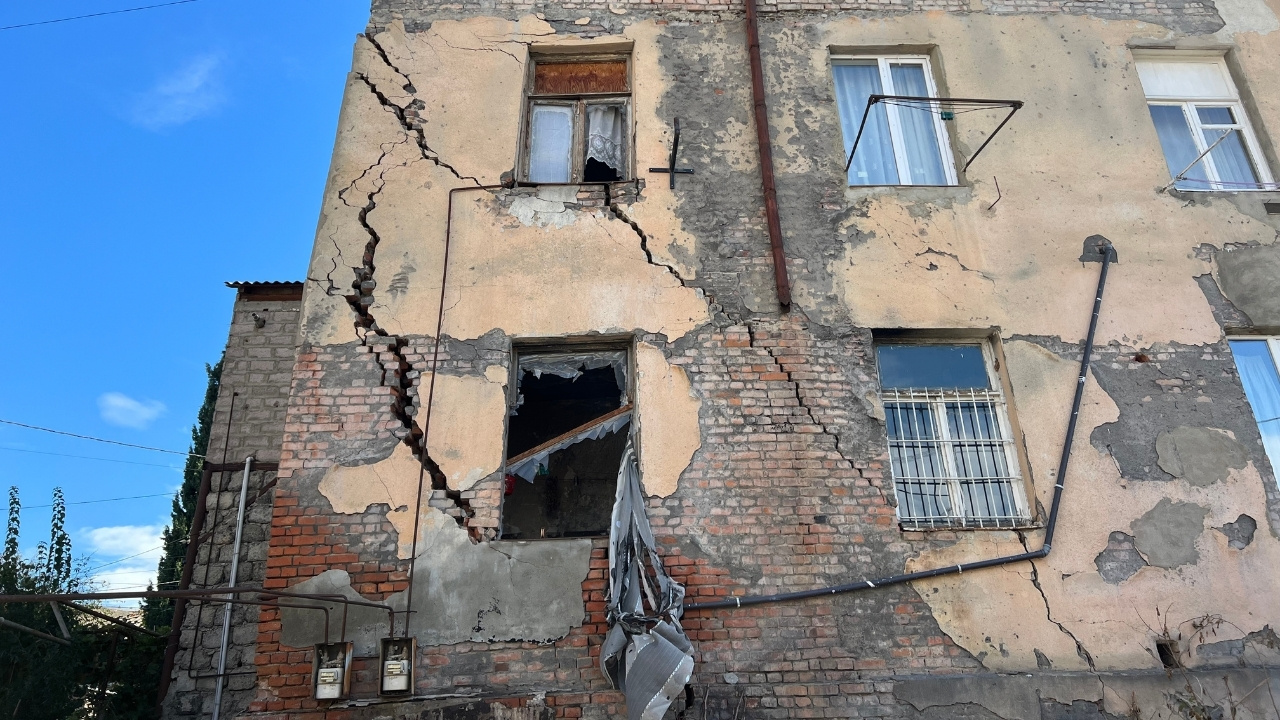 Жизнь среди трещин — опасный жилой дом в Тбилиси [Фоторепортаж]