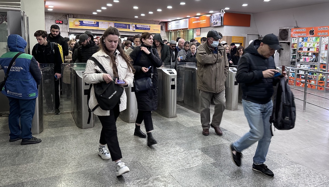 Над установкой новых турникетов на станциях метро работает польская компания — Каладзе