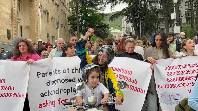 В Тбилиси прошел марш с требованием ввести в Грузию препарат от ахондроплазии