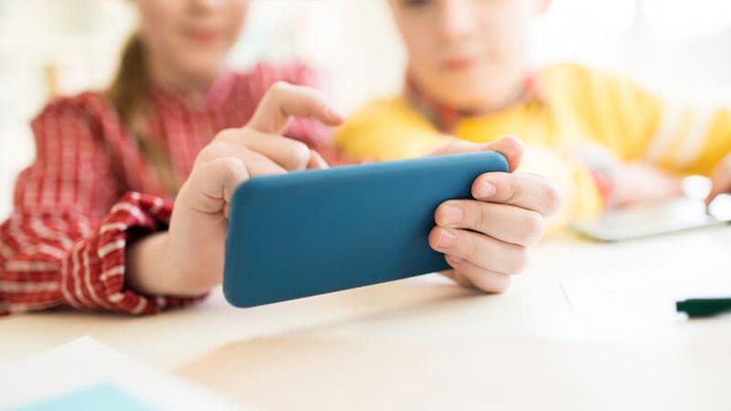 ООН рекомендует запретить смартфоны в школах