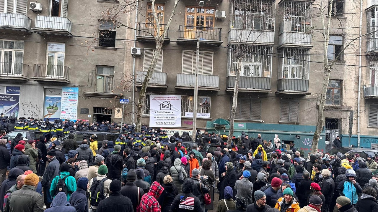 В Тбилиси продолжается акция протеста против выселения семьи из квартиры