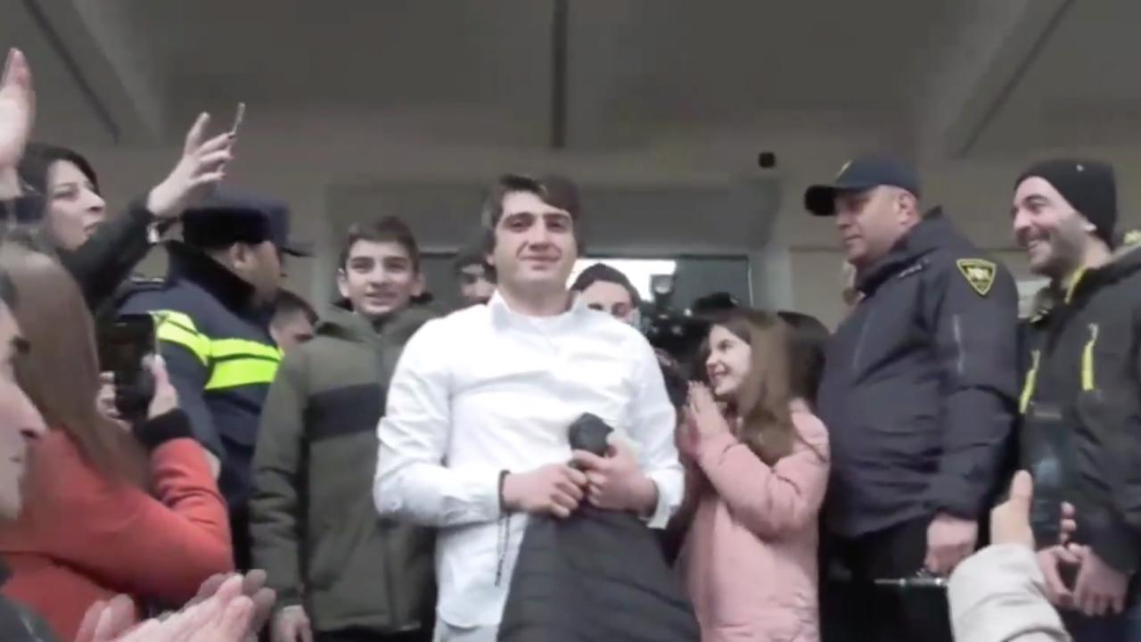 Член «Alt-info», арестованный за сожжение флага ЕС, освобожден под залог