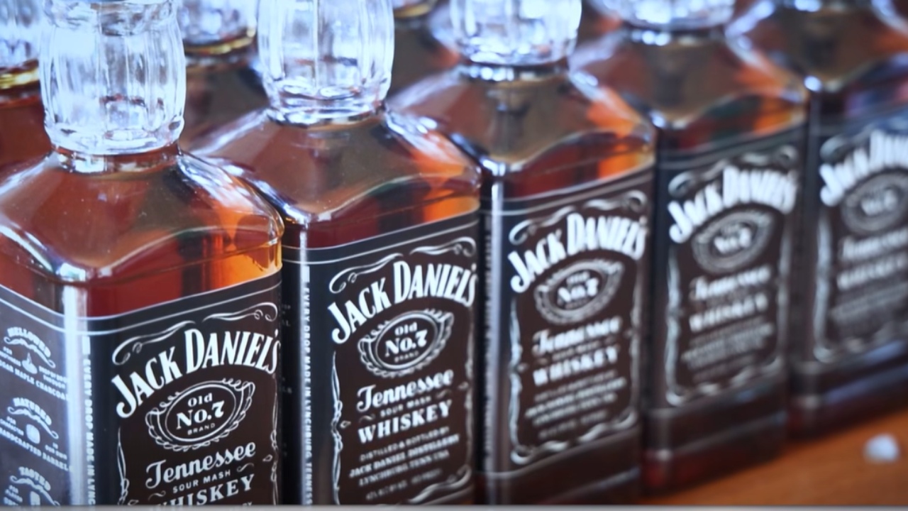 ყალბი Jack Daniel’s-ის დამზადების ბრალდებით ორი პირი დააკავეს