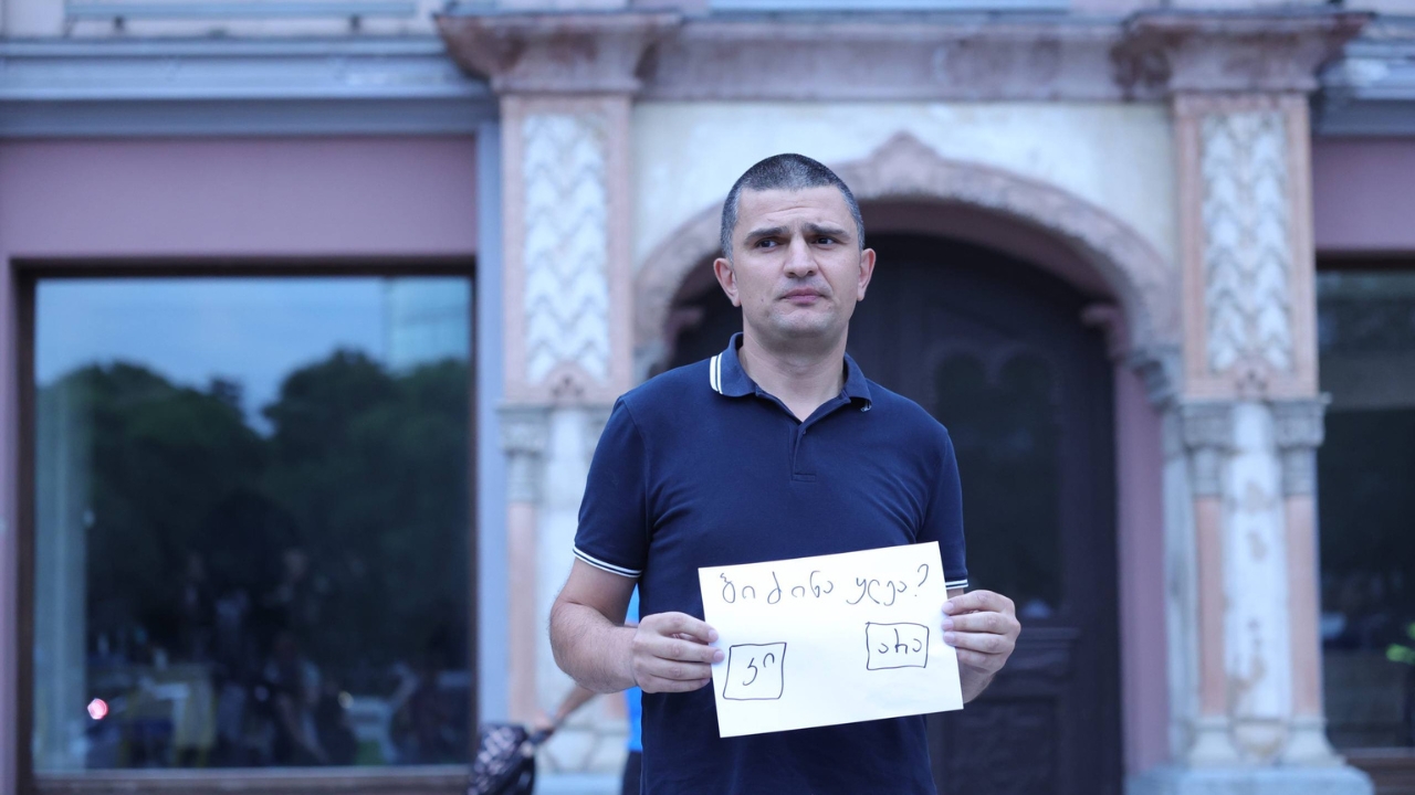 ბანერის გამო თბილისის საკრებულოსთან კიდევ ერთი მოქალაქე დააკავეს