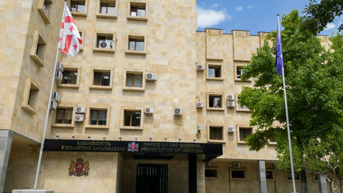 თაღლითობისა და მუქარის ფაქტებზე 2 პირი დააკავეს – ერთი შსს-ს ყოფილი თანამშრომელია