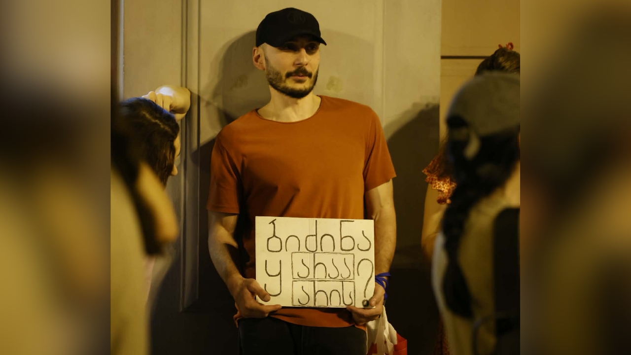 თორნიკე თოშხუას პლაკატის დაჭერის გამო ხუთდღიანი პატიმრობა შეუფარდეს