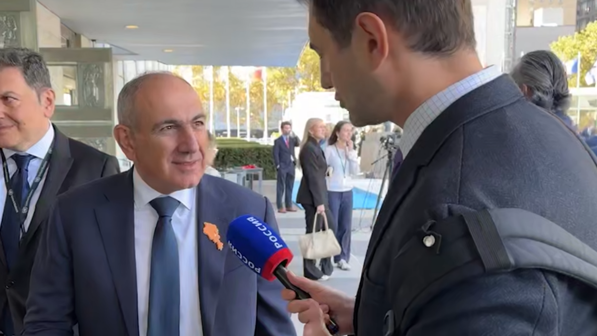 ფაშინიანი რუს ჟურნალისტს “ორ სკამზე ჯდომის შესახებ” კითხვაზე პასუხობს