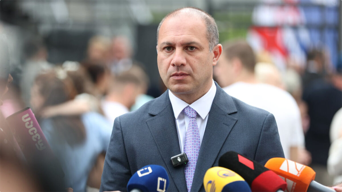 „არაფერი გადაწყვეტილა“ – რა თქვა მიქანაძემ 21-ე სკოლის წარმომადგენლებთან შეხვედრის შემდეგ