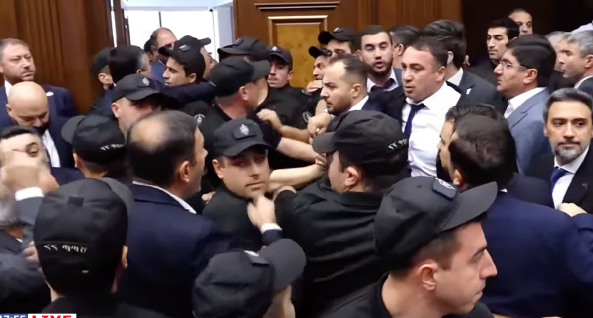 სომხეთის პარლამენტში დეპუტატებს შორის ჩხუბი მოხდა – სხდომა შეწყდა